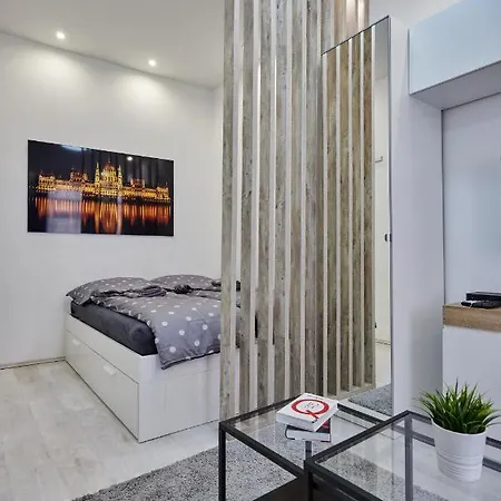 Cozy Little In Downtown Appartamento Budapest