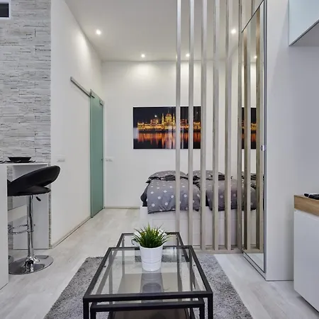 Cozy Little In Downtown Appartamento Budapest
